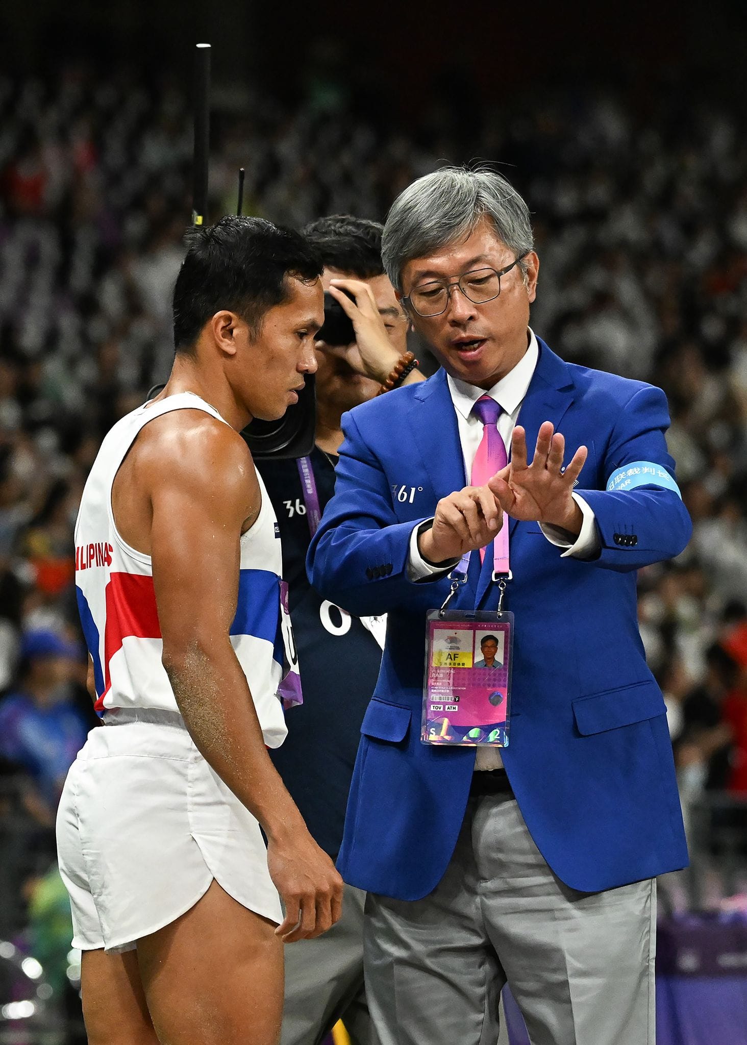 B1 何永康向運動員解釋賽事情況.jpg